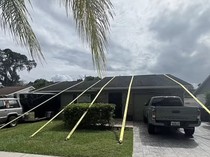 Antisipasi Badai Milton, Pria Ini Ikat Rumahnya ke Tanah Biar Nggak Rusak