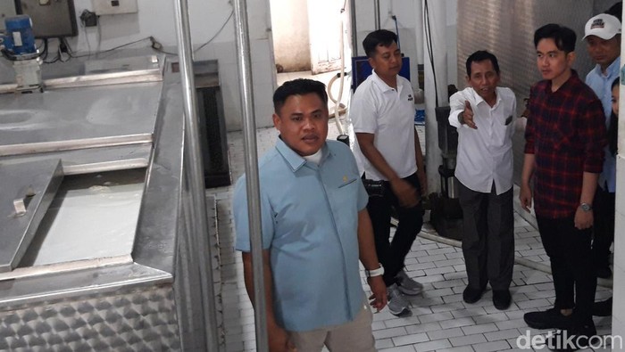Wakil Presiden (Wapres) terpilih, Gibran Rakabuming Raka, meninjau ruang pengolahan susu di KUD Musuk, Boyolali, Minggu (13/10/2024).