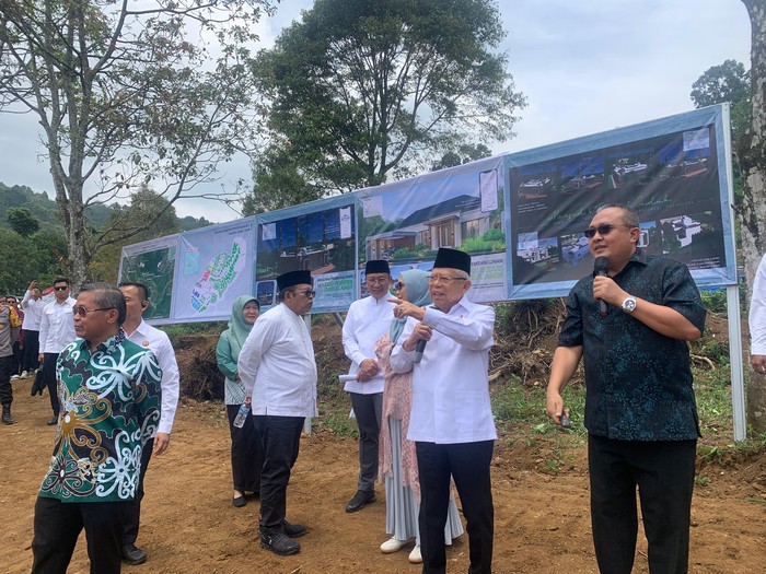 Wapres Maruf Amin saat meninjau pembangunan jalan, masjid dan ponpes di Bogor (Mulia/detikcom)