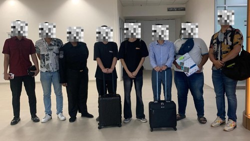 10 WN China yang menjual mutiara ilegal di Senggigi, Lombok, dideportasi ke negara mereka.