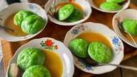 Berlokasi di Kebon Kacang, Jakarta Pusat, Warung Bebe Cabe Ijo ini menyajikan menu camilan Surabi Kinca ala Bandung harganya Rp 22.800 isi 6 biji. Foto: Site Culinary/Visual