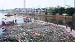 Aksi TNI Susuri Ciliwung untuk Bersihkan Sampah