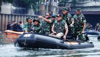 KSAD Jenderal TNI Maruli Simanjuntak meninjau kegiatan bersih-bersih sampah di sungai tersebut.  