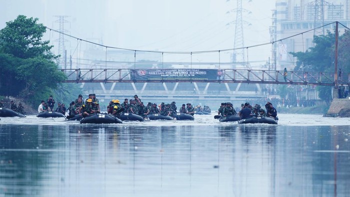 Aksi TNI Susuri Ciliwung untuk Bersihkan Sampah TNI menggelar kegiatan Karya Bakti Pembersihan Sungai Ciliwung, Minggu (13/10/2024). Selain mengantisipasi banjir, aksi ini juga untuk menciptakan lingkungan sungai yang bersih dan nyaman.