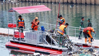 Aksi TNI Susuri Ciliwung untuk Bersihkan Sampah