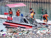 Aksi TNI Susuri Ciliwung untuk Bersihkan Sampah