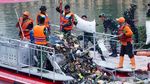 Aksi TNI Susuri Ciliwung untuk Bersihkan Sampah