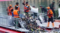 Para prajurit TNI membersihkan sampah yang mengotori Sungai Ciliwung, Jakarta, Minggu (13/10/2024).