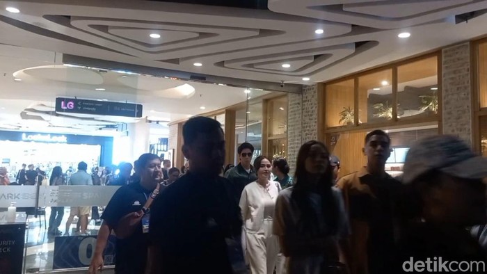 Al, El, dan Dul bersama dengan pacar masing-masing.