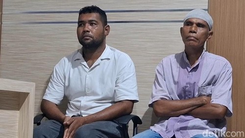 Algajali Munandar (kiri) dan Ahmad Ansar (kanan) saat dihadirkan salam konferensi pers di Mapolda NTT, Minggu (13/10/2024). (Foto: Yufengki Bria/detikBali)