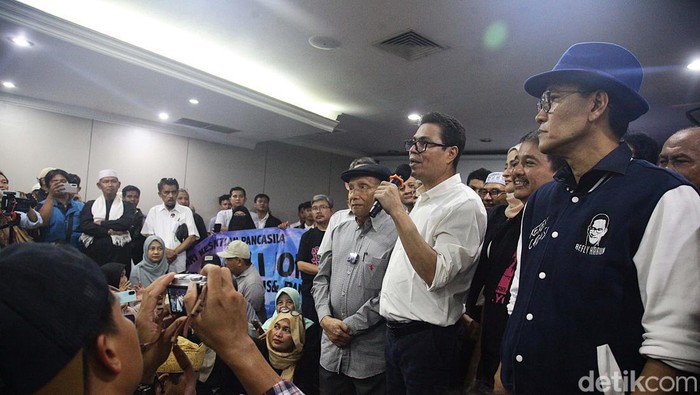 Amien Rais-Refly Harun Hadiri Silaturahmi Kebangsaan Jelang Pelantikan Presiden Sejumlah tokoh menghadiri acara 'Silaturahmi Kebangsaan' menjelang pelantikan presiden 20 Oktober. Acara ini dihadiri Amien Rais hingga Refly Harun.