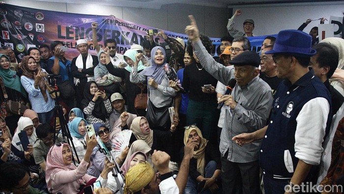 Sejumlah tokoh menghadiri acara 'Silaturahmi Kebangsaan' menjelang pelantikan presiden 20 Oktober. Acara ini dihadiri Amien Rais hingga Refly Harun.