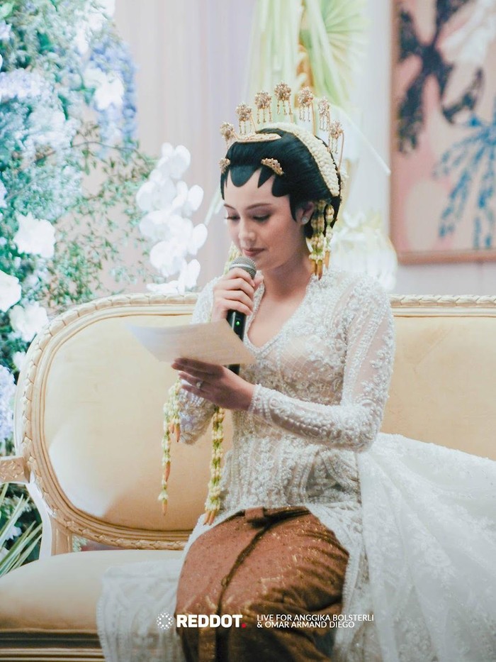 Momen akad nikah Anggika Bolsterli dan Omar