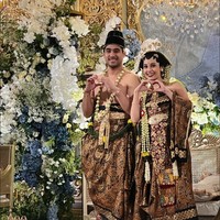 Artis cantik Anggika Bolsterli dan kekasihnya, Omar Armandiego, baru saja resmi menjadi pasangan suami-istri. Pernikahan keduanya dilangsungkan pada Minggu (13/10/24). Foto: Instagram/@anggikabolsterli