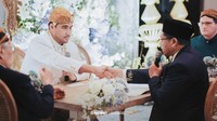 Omar Armandiego Soeharto mengucap ijab kabul untuk menikahi Anggika Bolsterli hanya sekali dan lancar. Momen itu membuat Anggika kaget. Foto: dok. Reddot Live Stream