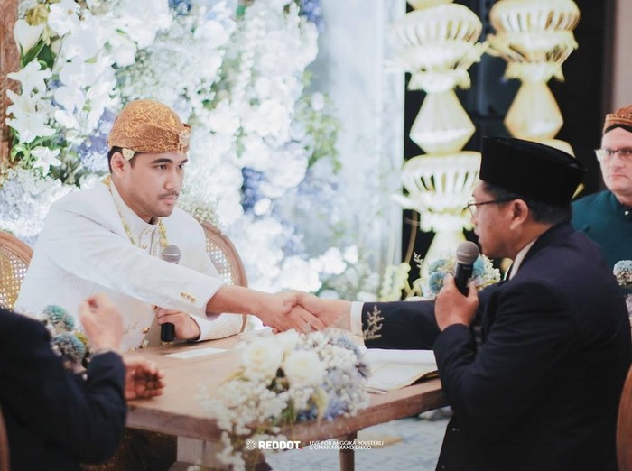 Anggika Bolsterli Momen akad nikah Anggika Bolsterli dan Omar