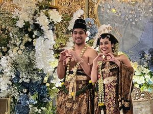 7 Foto Resepsi Pernikahan Anggika Bolsterli, Memukau Pakai Adat Jawa Dodotan