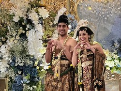 7 Foto Resepsi Pernikahan Anggika Bolsterli, Memukau Pakai Adat Jawa Dodotan