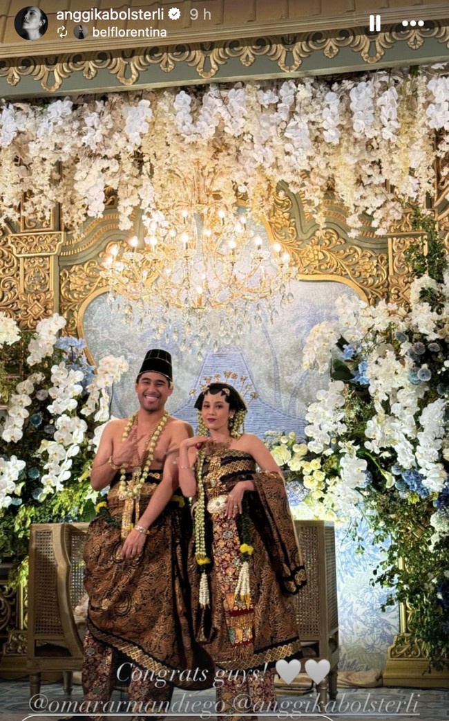 Setelah akad nikah acara dilanjutkan dengan resepsi pada malam harinya. Di acara resepsi keduanya juga memilih mengenakan busana pengantin adat Jawa dodotan.  Foto: Instagram/@anggikabolsterli