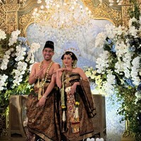 Setelah akad nikah acara dilanjutkan dengan resepsi pada malam harinya. Di acara resepsi keduanya juga memilih mengenakan busana pengantin adat Jawa dodotan.  Foto: Instagram/@anggikabolsterli