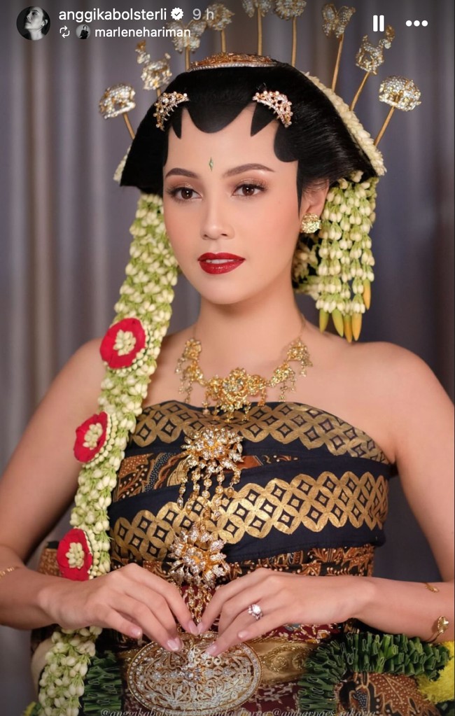 Di acara resepsi Anggika kembali mempercayakan riasan wajahnya pada MUA Marlene Hariman. Sedikit berbeda dengan saat akad nikah, Anggika tampil lebih bold dengan lipstik merah. Foto: Instagram/@anggikabolsterli