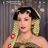 Di acara resepsi Anggika kembali mempercayakan riasan wajahnya pada MUA Marlene Hariman. Sedikit berbeda dengan saat akad nikah, Anggika tampil lebih bold dengan lipstik merah. Foto: Instagram/@anggikabolsterli