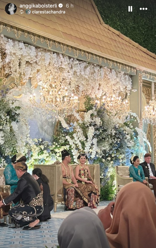 Dekorasi di acara tersebut tampak simpel namun tetap elegan bertabur bunga yang didominasi warna putih dan sedikit sentuhan warna biru. Foto: Instagram/@anggikabolsterli