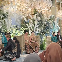 Dekorasi di acara tersebut tampak simpel namun tetap elegan bertabur bunga yang didominasi warna putih dan sedikit sentuhan warna biru. Foto: Instagram/@anggikabolsterli