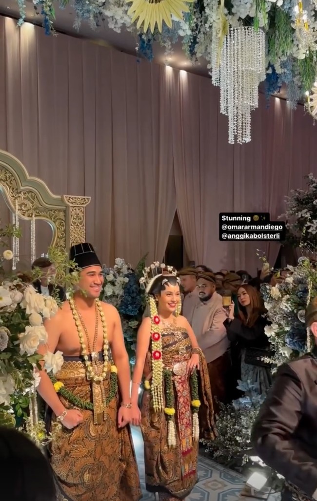 Anggika dan Omar menjalani satu per satu rangkaian prosesi acara menggunakan adat Jawa. Terlihat kedua pasangan yang begitu bahagia di hari pernikahan mereka. Foto: Instagram/@anggikabolsterli