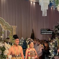 Anggika dan Omar menjalani satu per satu rangkaian prosesi acara menggunakan adat Jawa. Terlihat kedua pasangan yang begitu bahagia di hari pernikahan mereka. Foto: Instagram/@anggikabolsterli