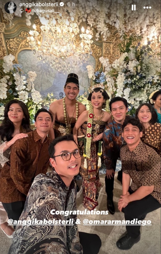 Resepsi pernikahan Anggika dan Omar juga tampak ramai dihadiri oleh para sahabat dan rekan-rekan artisnya. Tak lupa mereka pun berpose bersama. Foto: Instagram/@anggikabolsterli