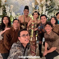 Resepsi pernikahan Anggika dan Omar juga tampak ramai dihadiri oleh para sahabat dan rekan-rekan artisnya. Tak lupa mereka pun berpose bersama. Foto: Instagram/@anggikabolsterli