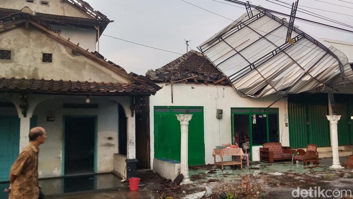 Dampak lisus, atau angin puting beliung yang menerjang wilayah Klaten, Senin (14/10/2024).