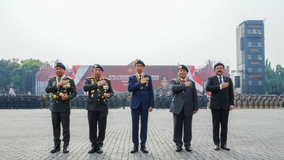 Potret Jokowi dan Prabowo Bersama Kapolri Saat Apel Operasi Mantap Brata