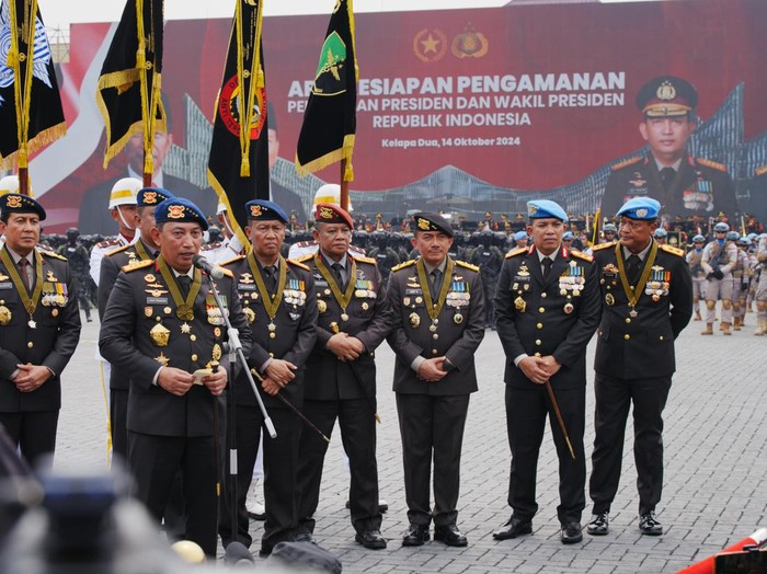 Apel Gelar Pasukan Operasi Mantap Brata dalam rangka pengamanan pengambilan sumpah Presiden dan Wapres terpilih. Apel Gelar Pasukan Operasi Mantap Brata dalam rangka pengamanan pengambilan sumpah Presiden dan Wapres terpilih.