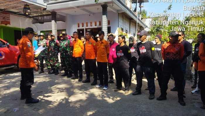 Apel tim SAR dalam rangka pencarian Mohammad Agus, pendaki asal Jakarta yang hilang di Gunung Wilis.