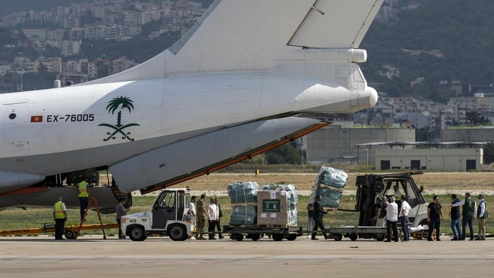 Arab Saudi Kirim Bantuan Kemanusiaan untuk Lebanon Lebanese caretaker Minister of Economy and Trade Amin Salam, second left, receives Saudi Ambassador to Lebanon, Waleed Bukhari, forth left, upon his arrival with a medical aid plane at Beirut International airport, Lebanon, Sunday, Oct. 13, 2024. (AP Photo/Bilal Hussein)