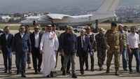 Menteri Ekonomi dan Perdagangan Lebanon Amin Salam, kedua dari kiri, menerima Duta Besar Saudi untuk Lebanon, Waleed Bukhari, keempat dari kiri, saat kedatangannya dengan pesawat bantuan medis di Bandara Internasional Beirut, Lebanon, Minggu (13/10/2024).  