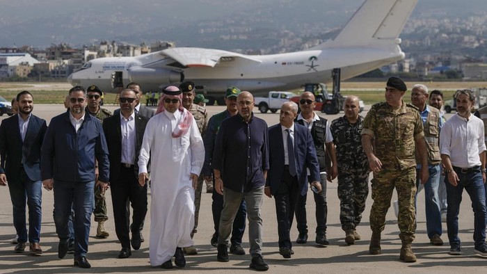 Arab Saudi Kirim Bantuan Kemanusiaan untuk Lebanon Lebanese caretaker Minister of Economy and Trade Amin Salam, second left, receives Saudi Ambassador to Lebanon, Waleed Bukhari, forth left, upon his arrival with a medical aid plane at Beirut International airport, Lebanon, Sunday, Oct. 13, 2024. (AP Photo/Bilal Hussein)