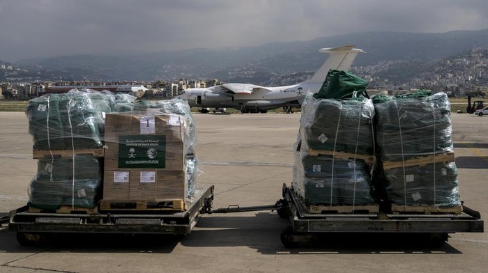 Arab Saudi Kirim Bantuan Kemanusiaan untuk Lebanon Lebanese caretaker Minister of Economy and Trade Amin Salam, second left, receives Saudi Ambassador to Lebanon, Waleed Bukhari, forth left, upon his arrival with a medical aid plane at Beirut International airport, Lebanon, Sunday, Oct. 13, 2024. (AP Photo/Bilal Hussein)