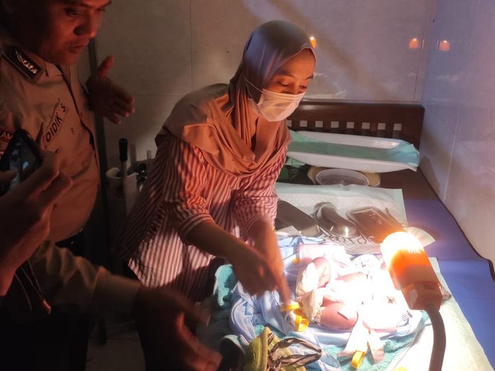 Bayi laki-laki yang mulanya disebut ditemukan di rumah seorang ibu di Malang. Ternyata bayi itu anak dari si penemu.