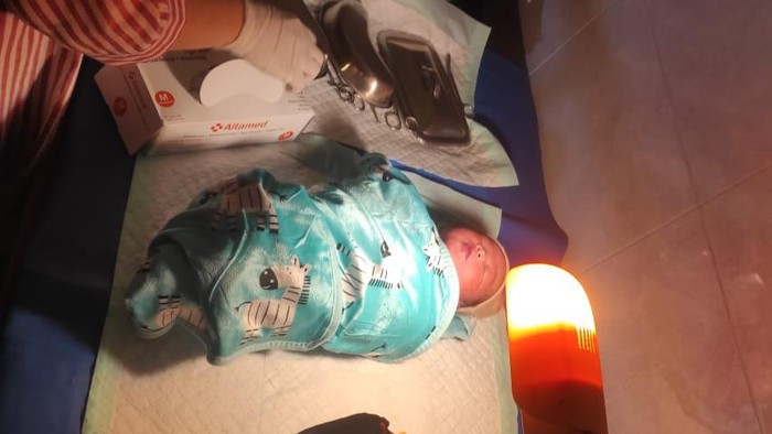 Bayi laki-laki yang mulanya disebut ditemukan di rumah seorang ibu di Malang. Ternyata bayi itu anak dari si penemu.