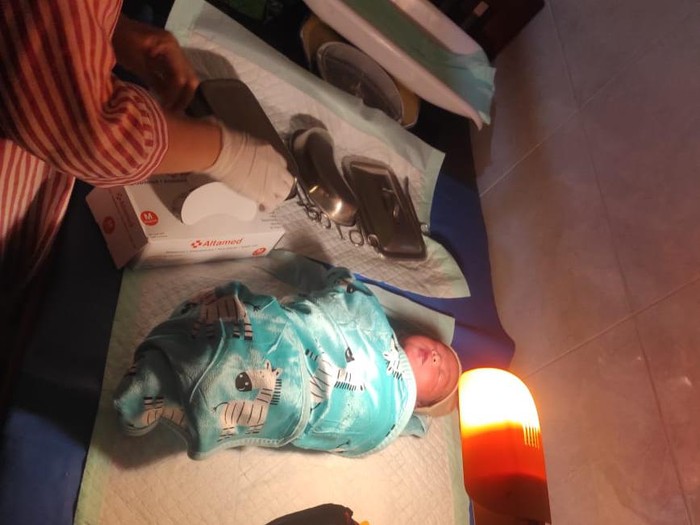 Bayi laki-laki yang mulanya disebut ditemukan di rumah seorang ibu di Malang. Ternyata bayi itu anak dari si penemu.
