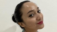 Bella Fawzi banyak dipuji netizen karena terlihat tegar ketika menerima kabar sedih tersebut. Ia masih bisa menjawab pertanyaan para wartawan terkait kabar wafatnya sang ibunda. Foto: Instagram bellafawzi_