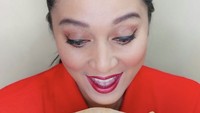 Kalau ini potret Bella Fawzi saat memamerkan brownies buatannya. Saat itu ia membuat brownies cheesecake Oreo red velvet. Foto: Instagram bellafawzi_