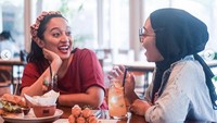Bella Fawzi memesan burger sebagai menu utamanya. Terlihat mereka juga memesan menu camilan lain. Foto: Instagram bellafawzi_