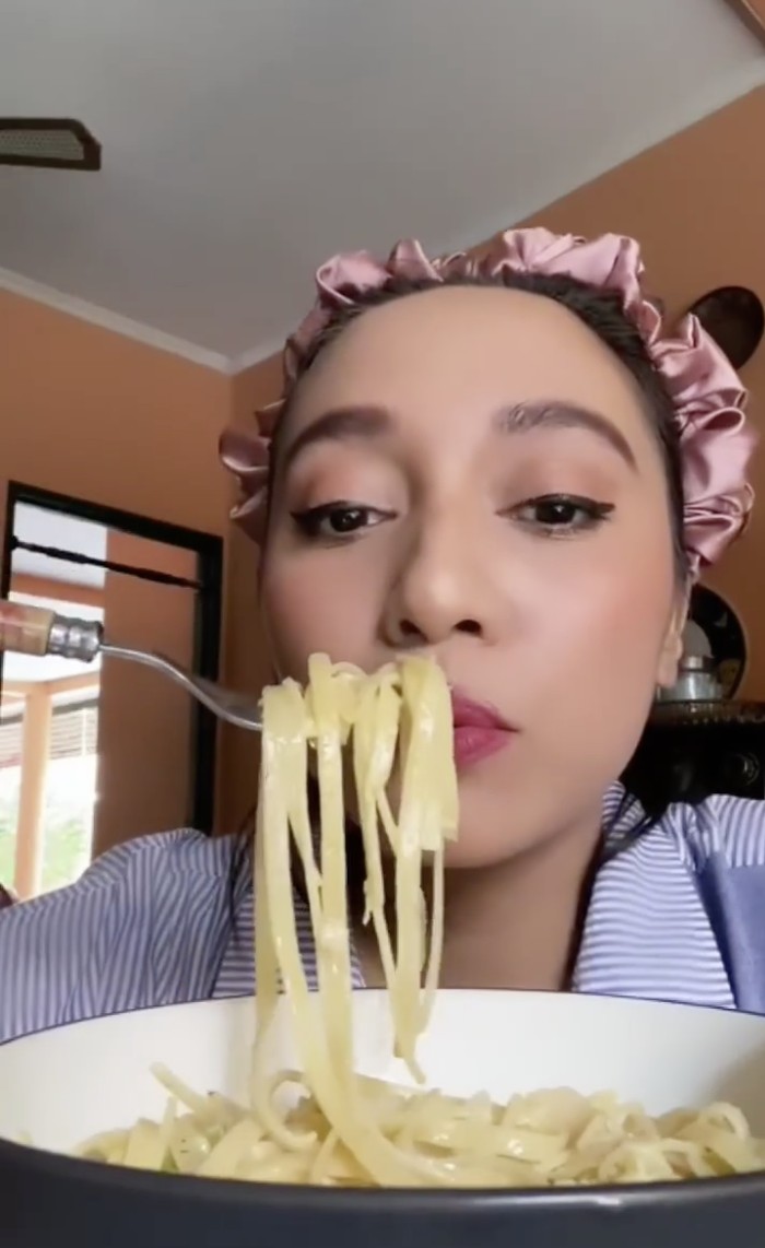 Bella Fawzi Asyik Jualan Brownies dan Kulineran Bareng Adiknya Bella Fawzi Asyik Jualan Brownies dan Kulineran Bareng Adiknya