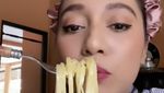 Bella Fawzi Asyik Jualan Brownies dan Kulineran Bareng Adik