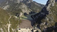 Penampakan sampah yang tersangkut di bendungan pada sungai Neretva di kota Grabovica, Bosnia, Minggu (13/10/2024).