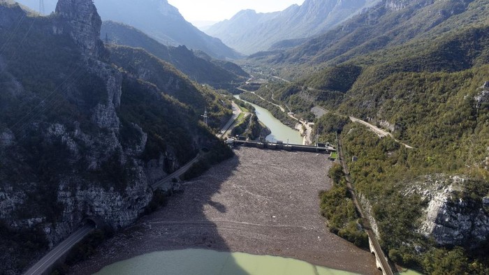 Bendungan di Bosnia Jadi Lautan Sampah Usai Diterjang Banjir-Tanah Longsor Bosnia sempat diterjang banjir bandang dan tanah longsor bebeapa hari lalu. Akibatnya, sampah-sampah menumpuk di bendungan.